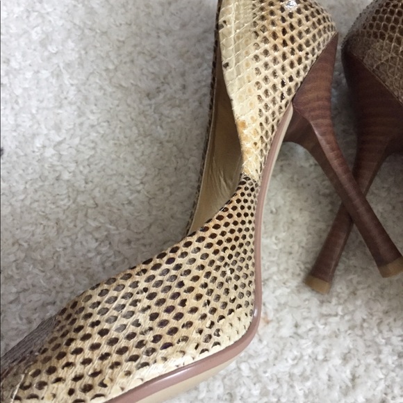 NWOT - Guess leather reptile pattern shoes - Picture 7 of 8